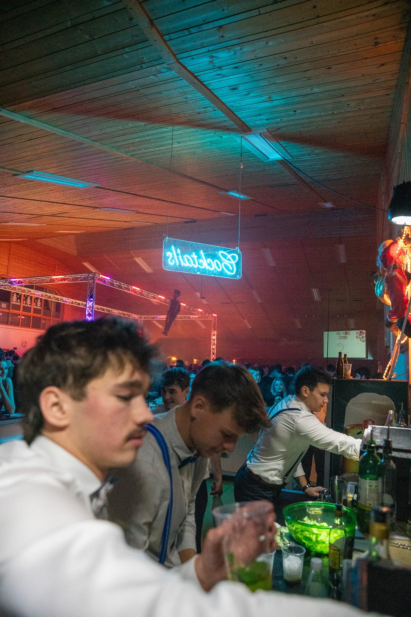 Barkeeper mixen Getränke in der vollen Halle