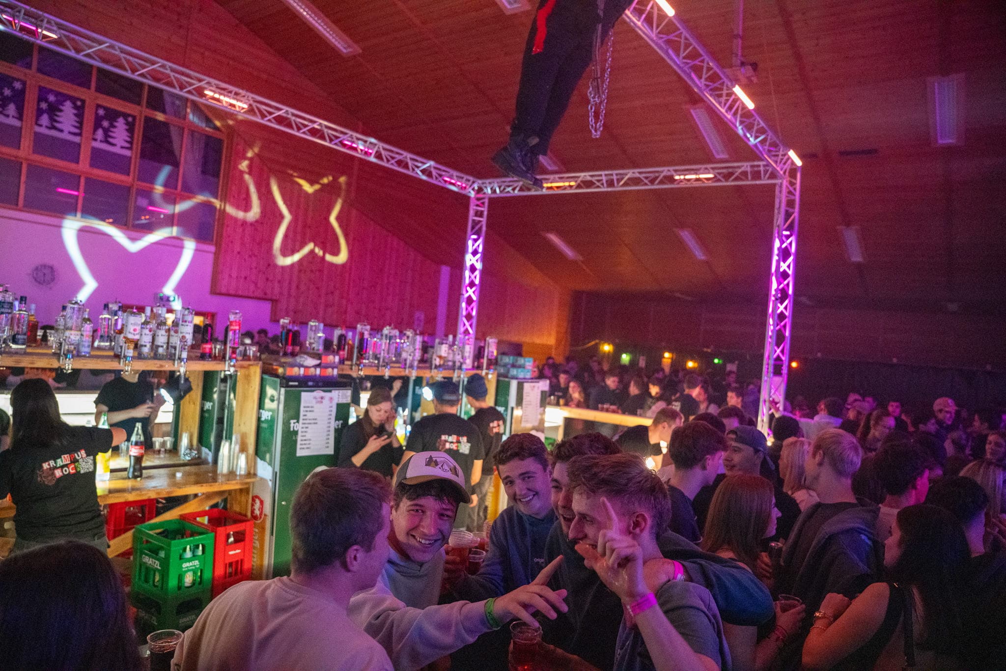 Freunde feiern vor der Bar im pinken Licht